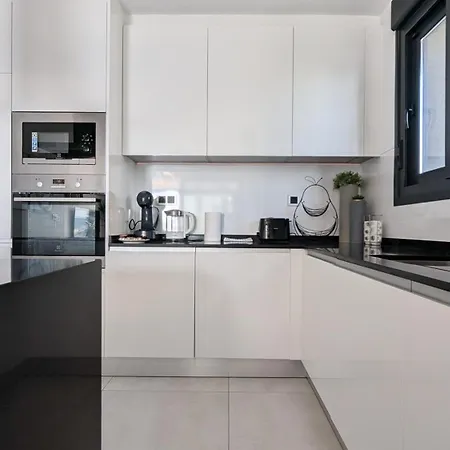 Sunset Waves Retreat ベニドルム